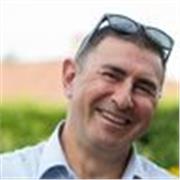 laureato in criminologia e autore di romanzi offre lezioni a studenti di licei e istituti tecnici